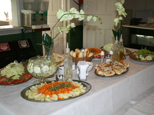 buffet de saladas servido nas refeicoes do acapamento