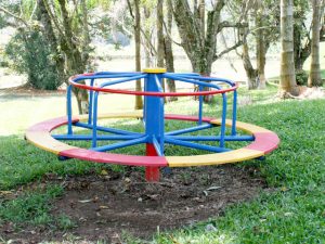 playground colorido com gira-gira