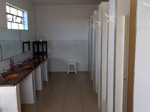 banheiro feminino do acampamento