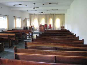 salao de culto com bancos de madeira