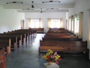 salao de culto com banco de madeira