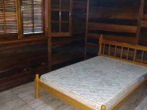 quarto com cama de casa do chale de madeira do casa branca 2
